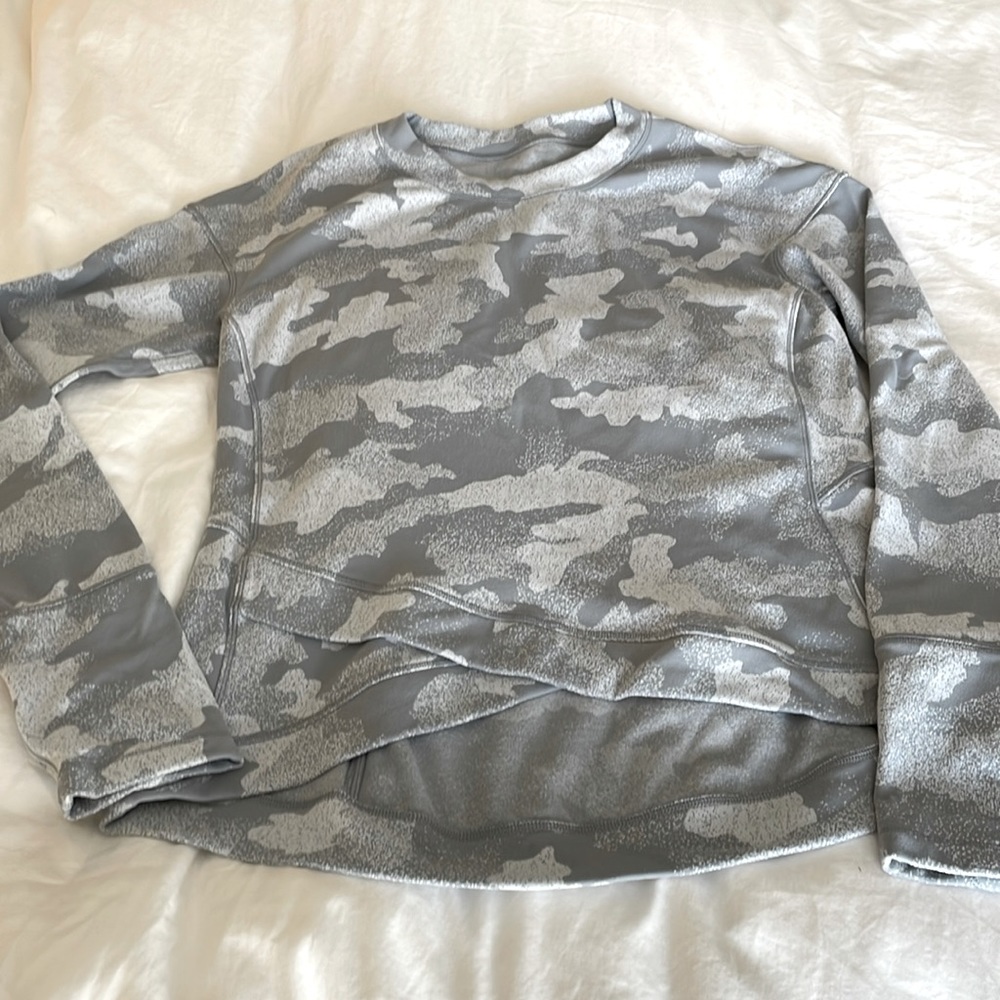 Lululemon Sweatshirt Camo with Thumbholes and Zipper Pocket! Size 12! - Picture 5 of 14